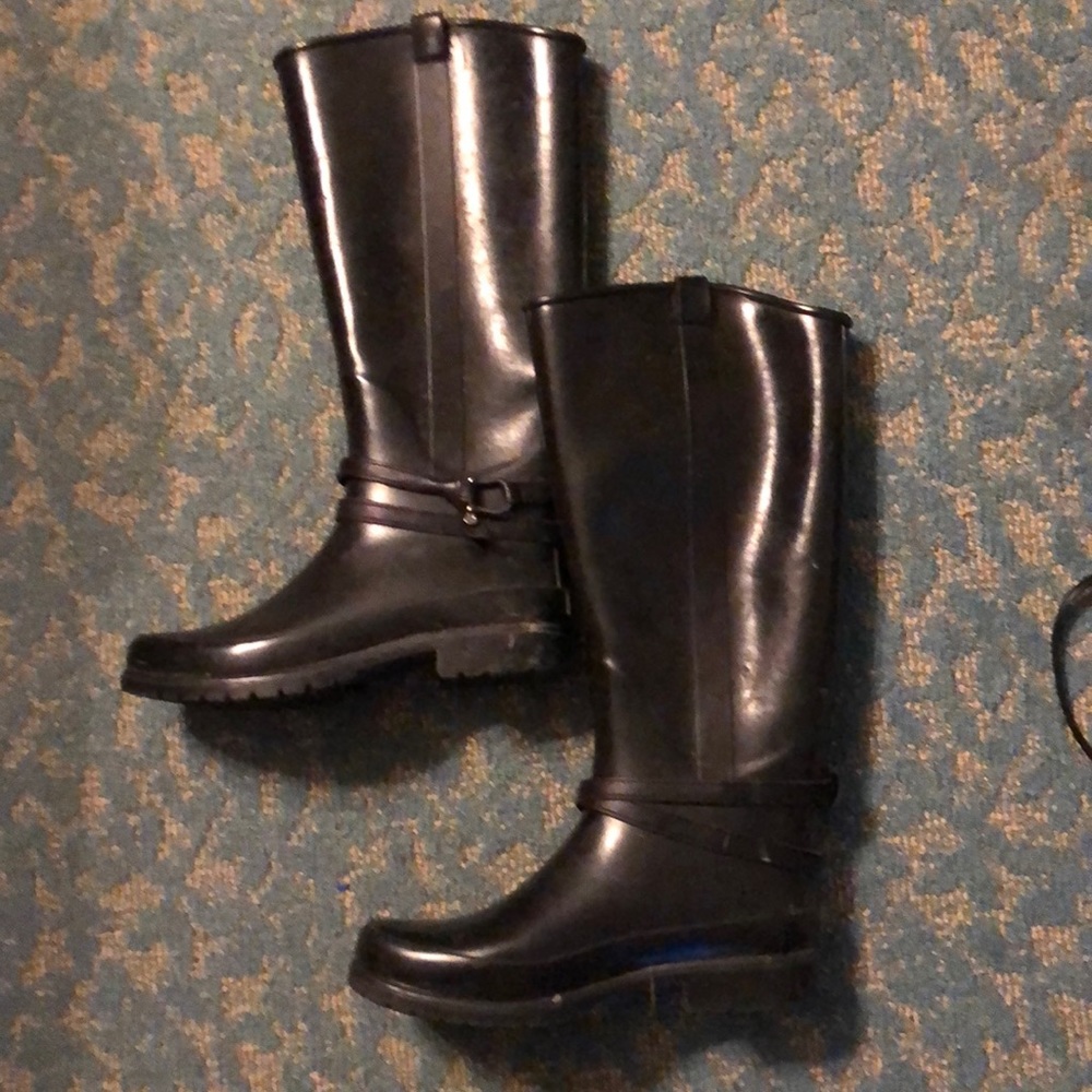 Black slide on sperry boots